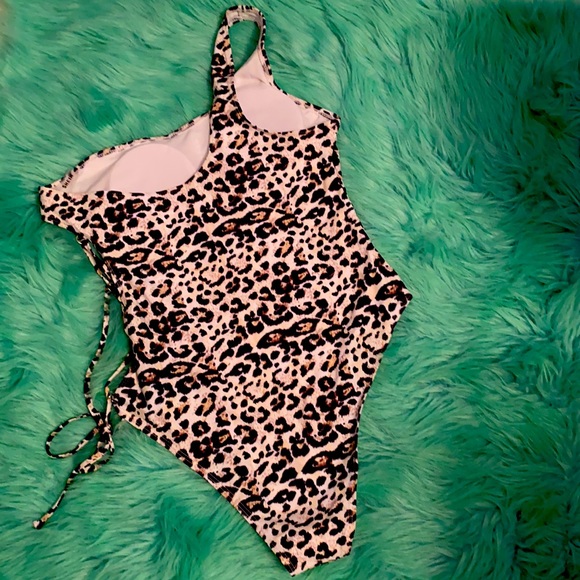 Brand new bathing suit - Picture 3 of 3